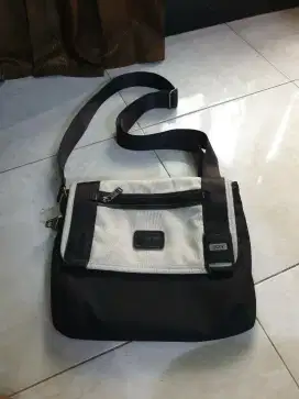 Tas slempang Tumi