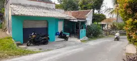 Rumah dan kios di jalan kabupaten