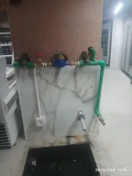 Tukang listrik dan tukang pipa