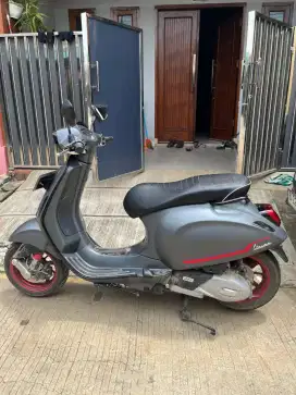 Vespa sprint grey 2023