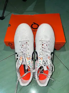 sepatu futsal ortus eight