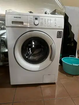 Mesin cuci Samsung WF0702NCE front loading Digital 7.0 kg