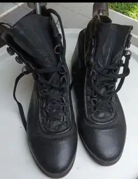 Sepatu boot kulit