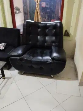 Sofa besar kokoh