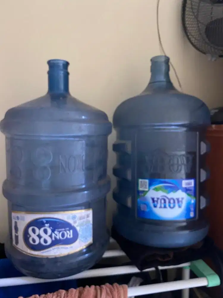 Galon Aqua dan Ron