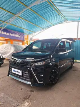 Pajak Panjang - Toyota Voxy 2.0 Bensin AT 2019 Hitam