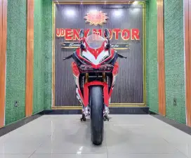 Honda CBR 250 RR thn 2017 warna merah.