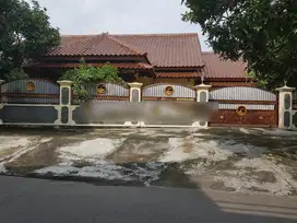 Rumah mewah nuansa kayu jati di sumber solo