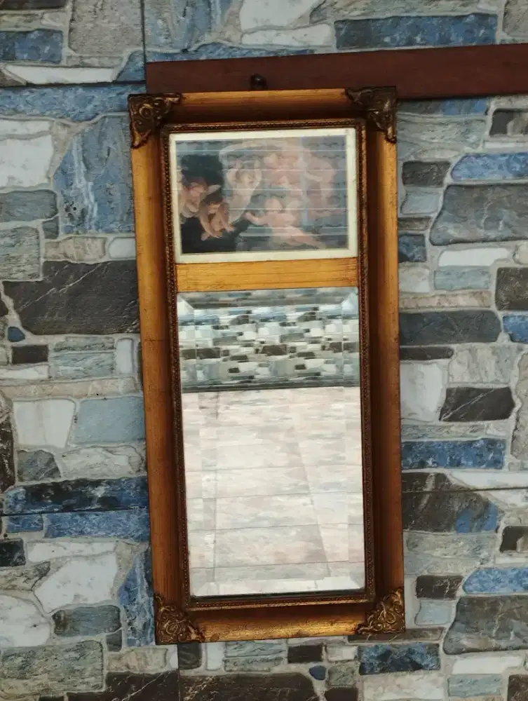 Cermin dengan lukisan