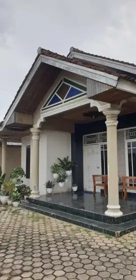 Jual rumah besar2 lantai di pinggir jalan Jatimulyo dekat pasar