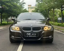 BMW 320i E90 2.0 LCI A/T Tahun 2011 Last Edition Black On Red Antik