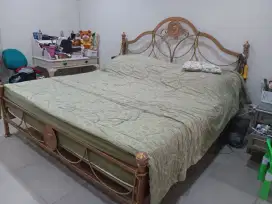 Dijual satu set tempat tidur ,meja rias, kaca stand, meja kaca kecil