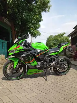 KAWASAKI ZX25RR ABS QS TAHUN 2022 MODEL TERBARU KILOMETER 600 PERAK