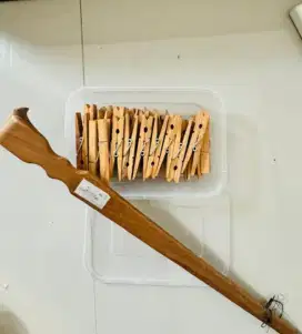 Jepitan pakaian + pengaruk pungung