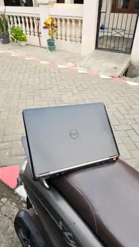 Laptop Dell Latitude E7250 Core i5 Batre Awet. Serbaguna (Siap Pakai)