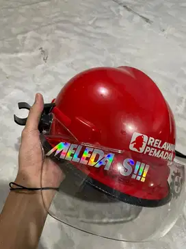 Helm pemadam kebakaran