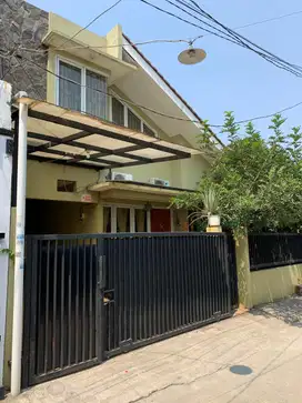 Dijual Rumah Modern Semi Furnish Startegis di Perum Perwira Bekasi