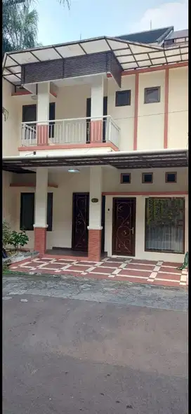 Di Sewakan Rumah 2 lantai ada swim pool