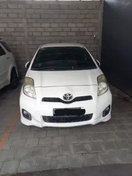 Mobil Yaris Putih