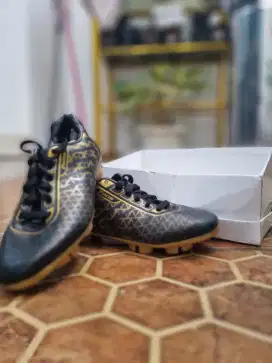 Sepatu bola fans anak-anak hitam,gold