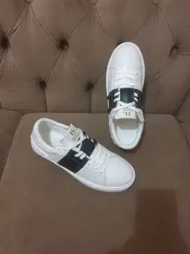 Mulus .authentic sepatu .sneakers valentino garavani size 42