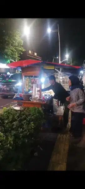 Dibutuhkan untuk jaga angkringan di jalan raya kemang