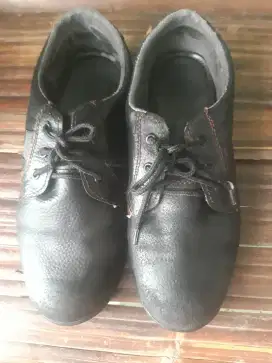 Sepatu safety merk optima.