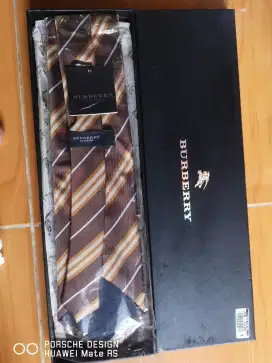 Dasi merk burberry masih dlm dus box