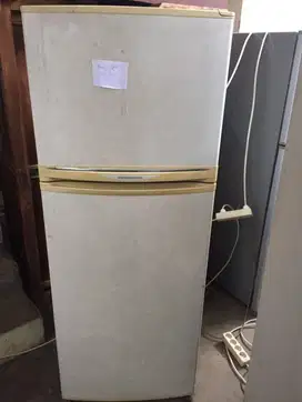 Kulkas Dua Pintu (Atas & Bawah) Merk MITSUBISHI ELECTRIC MS-39E-GY-N