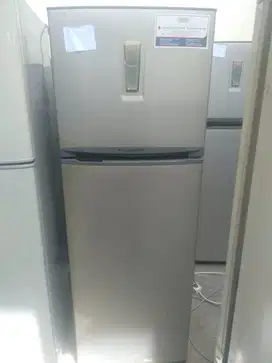 Kulkas Dua Pintu (Atas & Bawah) Merk TOSHIBA GR-N37ET (1)