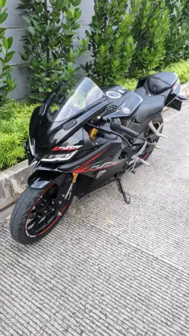 Yamaha r15 v3 2019 hitam