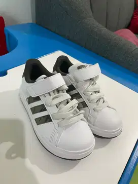 Sepatu anak ADIDAS original belum pernah dipakai.