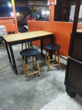 Meja restoran bekas