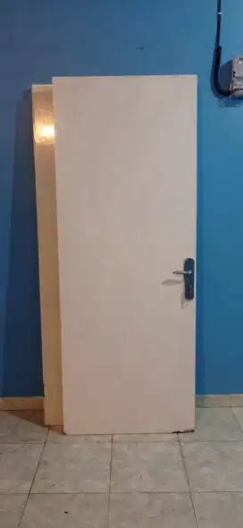 Pintu kayu kokoh