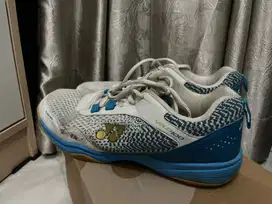 Sepatu badminton Yonex Velo