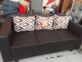 Sofa 3ddk kulit warna coklat bunus bantal 3