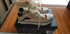 Sepatu mickey mouse
