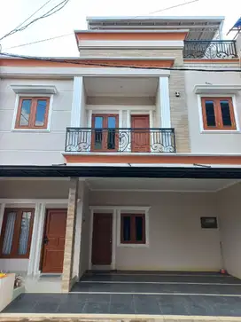 Rumah baru 2 lantai + Rooftop di Dukuh Kramat Jati Jakarta Timur