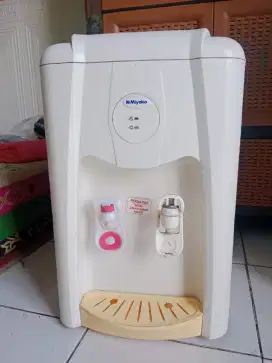 Di jual croat. Di spenser merek Miyako. Dispenser tempat air minum