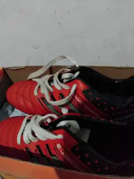 Monggo yg minat sepatu bola rumput uk 32 masih bagus