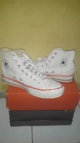 Sepatu converse high size 43 warna putih  baru lengkap mad in Vietnam