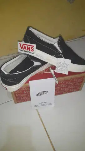 Sepatu slipon vans size 41 mad in chin lengkap sampe ke boxs nya