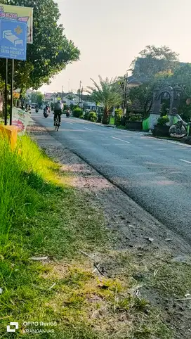 Tanah pinggir jlan raya ramai