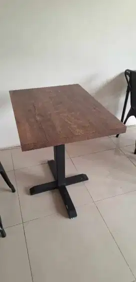 Meja makan kayu kaki besi minimalis utk resto/warung