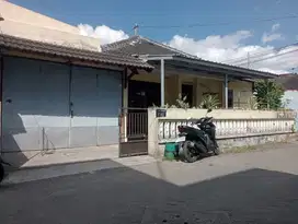 DIKONTRAKKAN RUMAH DI DALAM KOMPLEK NOGOTIRTO JLN KABUPATEN