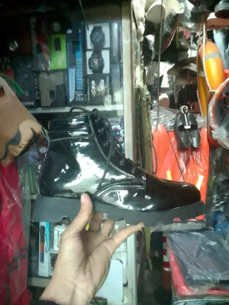 Sepatu pdh tali resleting hitam kilat sol radial