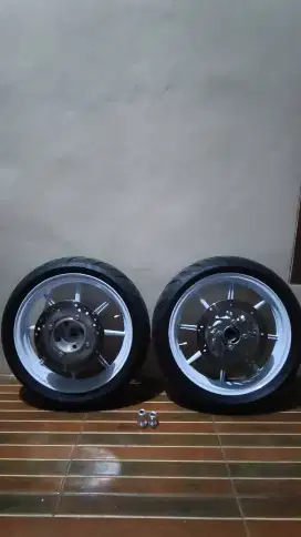 VELG RCB+BAN MAXXIS R1.