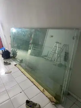 Kaca tempered 12mm , ukuran 130cmx3 meter . 2 pcs ,dan kaca pintu nya