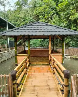 Saung Bambu Kolam Ikan