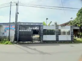 Rumah Pinggir Jalan Kembaran Strategis Dekat UMP